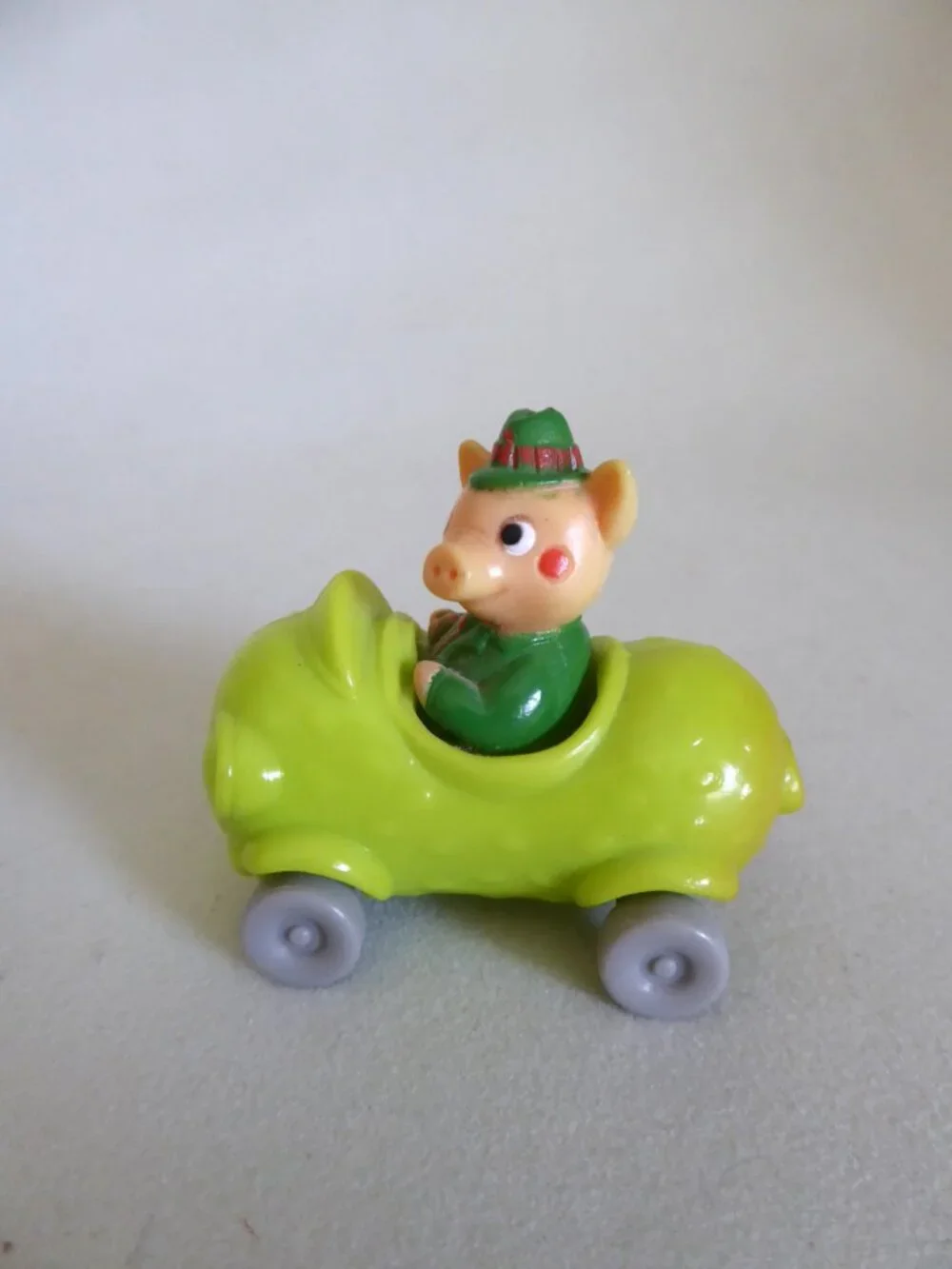 1994 McDONALDS HAPPY MEAL BUSY WORLD RICHARD SCARRY MR FUMBLE PIG PICKLE TOY CAR
